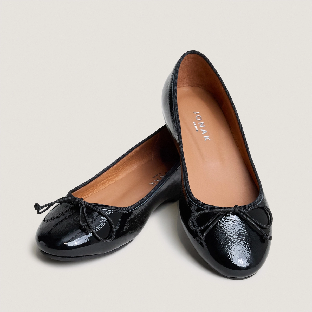 Ballerines à petits lacets en vernis plissé noir | DALLERINE | Jonak