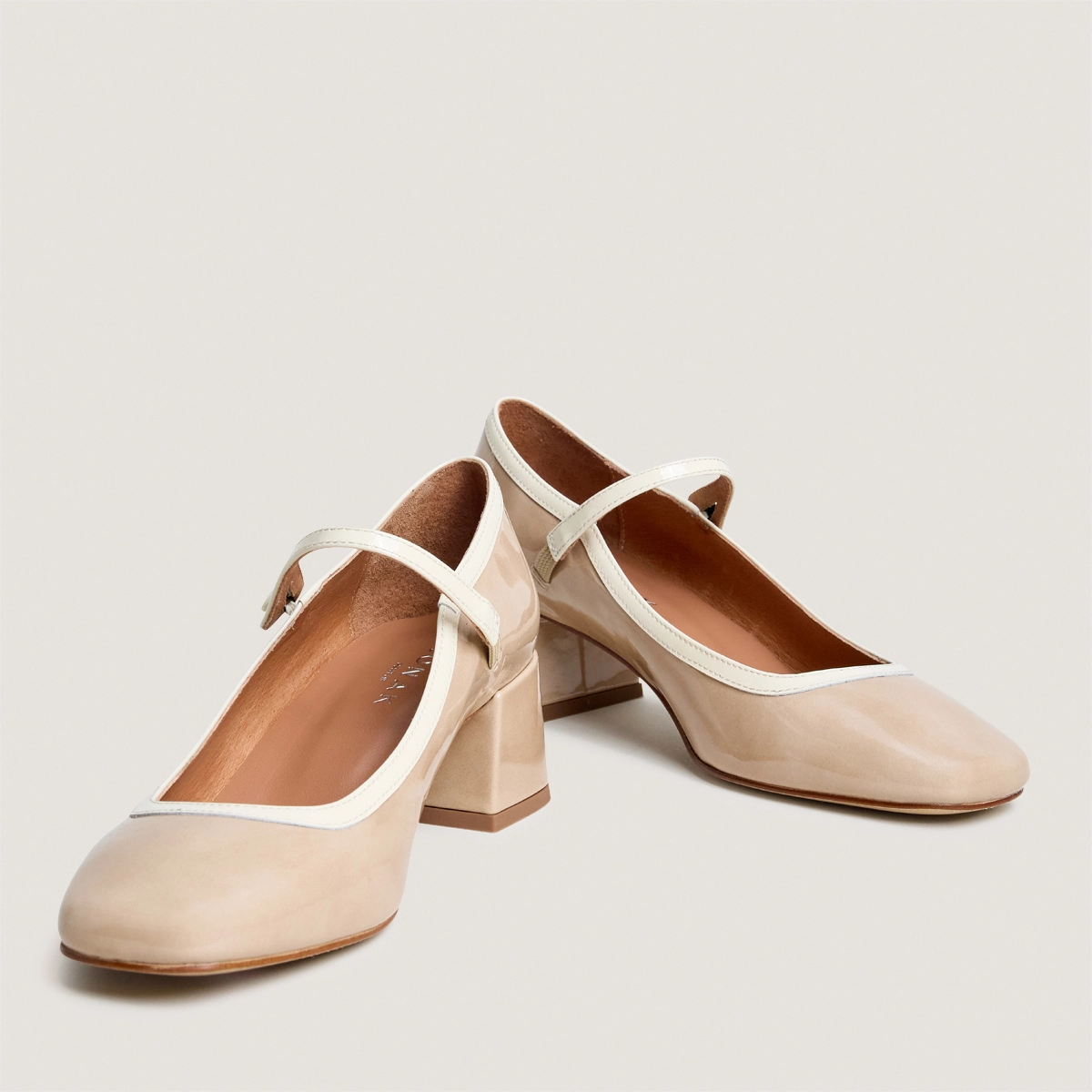 Babies à talons et bouts carrés en vernis beige et vernis écru | DONZAI | Jonak