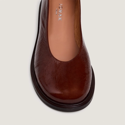 Ballerines &agrave; petits talons et bouts ronds en cuir brillant marron | DAURELIA | Jonak