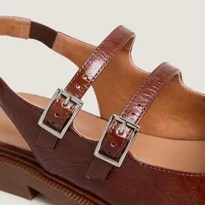 Ballerines &agrave; doubles brides et bouts arri&egrave;res ouverts en cuir brillant marron amande | DREAMER | Jonak