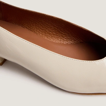 Ballerines &agrave; bouts ovales en vernis pliss&eacute; &eacute;cru | DUA | Jonak