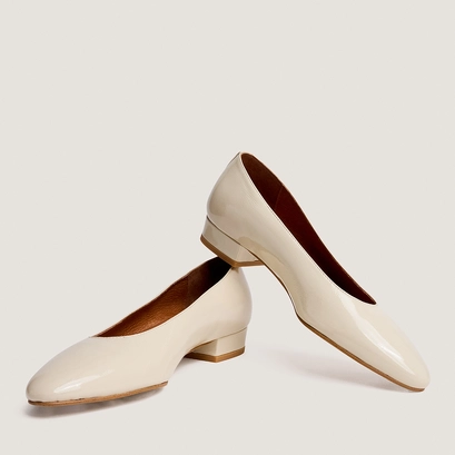 Ballerines &agrave; bouts ovales en vernis pliss&eacute; &eacute;cru | DUA | Jonak