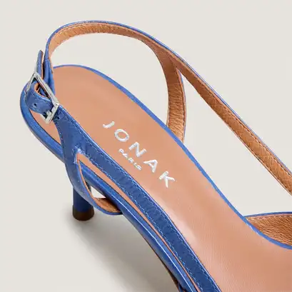 Escarpins slingbacks &agrave; bouts pointus en vernis pliss&eacute; bleu acier | DAMOUR | Jonak