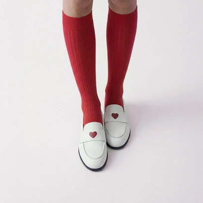 Mocassins à bouts ronds et cœurs blanc