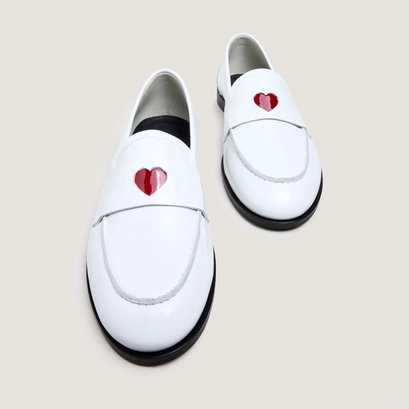 Mocassins à bouts ronds et cœurs blanc