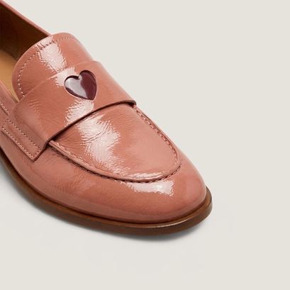 Mocassins à bouts ronds et cœurs rose