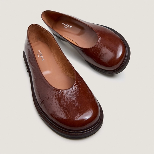 Ballerines à petits talons et bouts ronds en cuir brillant marron | DAURELIA | Jonak