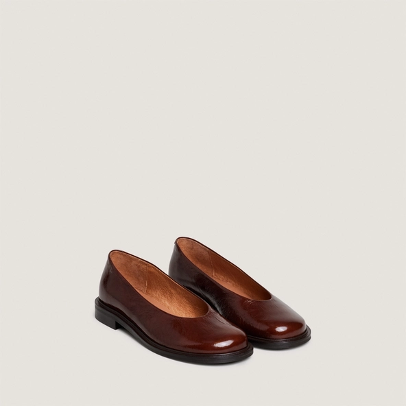 Ballerines à petits talons et bouts ronds en cuir brillant marron | DAURELIA | Jonak
