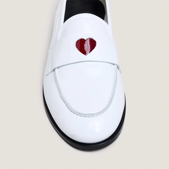 Mocassins à bouts ronds et cœurs en vernis plissé blanc | DONJUAN | Jonak
