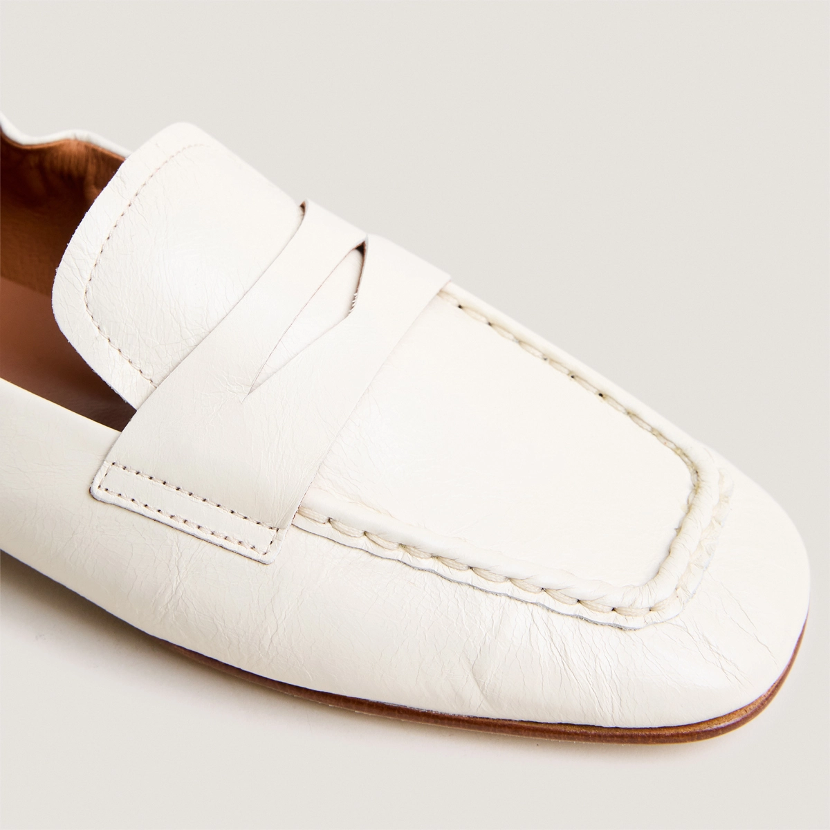 Mocassins à bouts carrés en cuir vieilli écru | DINEO | Jonak
