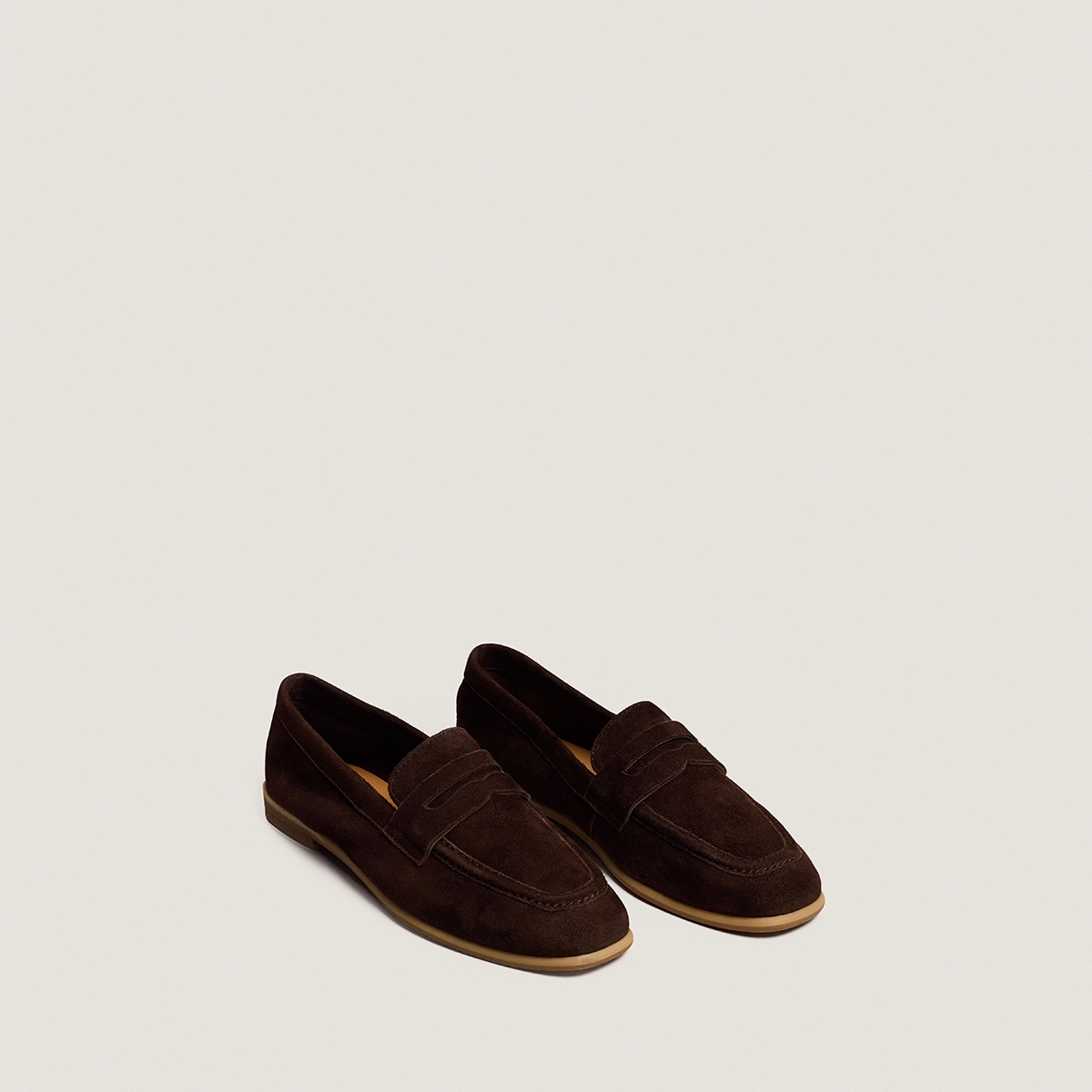 Mocassins à talons plats et bouts arrondis en velours marron | ACA | Jonak