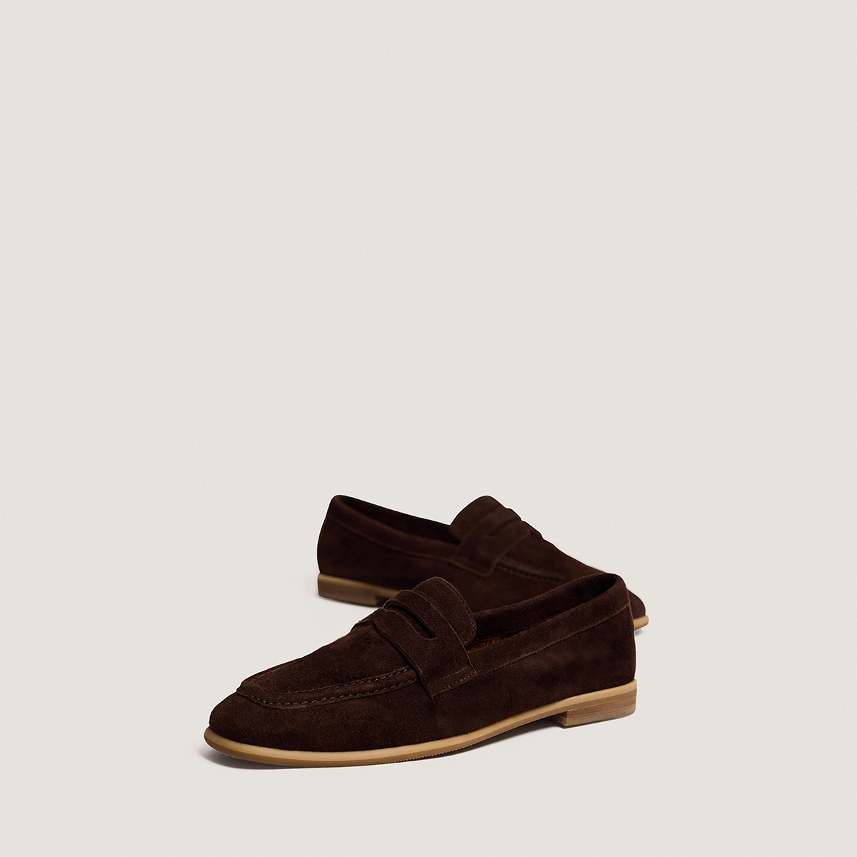 Mocassins à talons plats et bouts arrondis en velours marron | ACA | Jonak