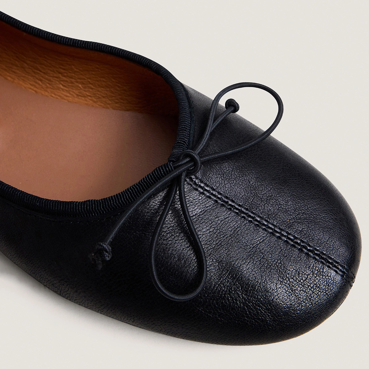 Ballerines à petits lacets en cuir noir | DALLETTE | Jonak