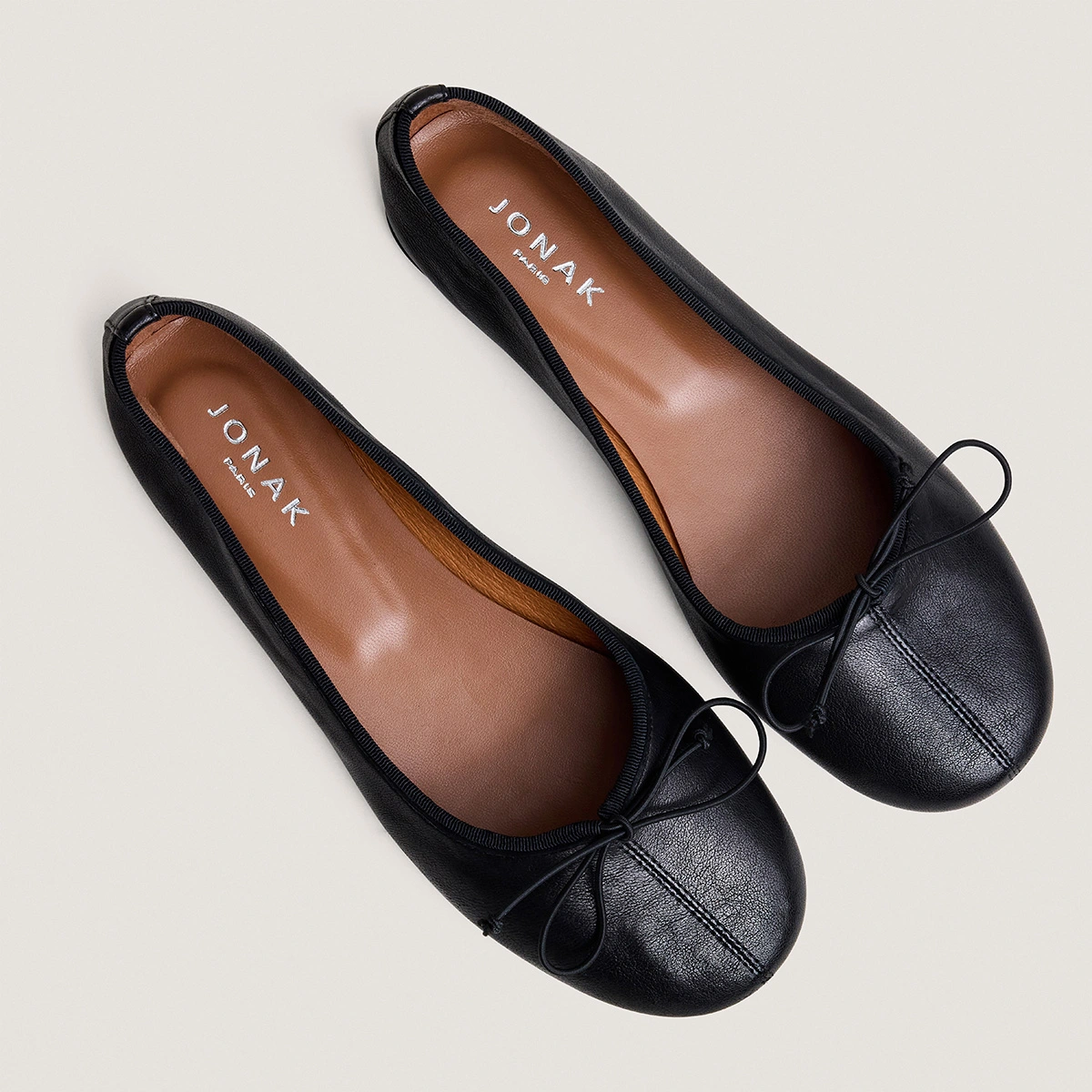 Ballerines à petits lacets en cuir noir | DALLETTE | Jonak