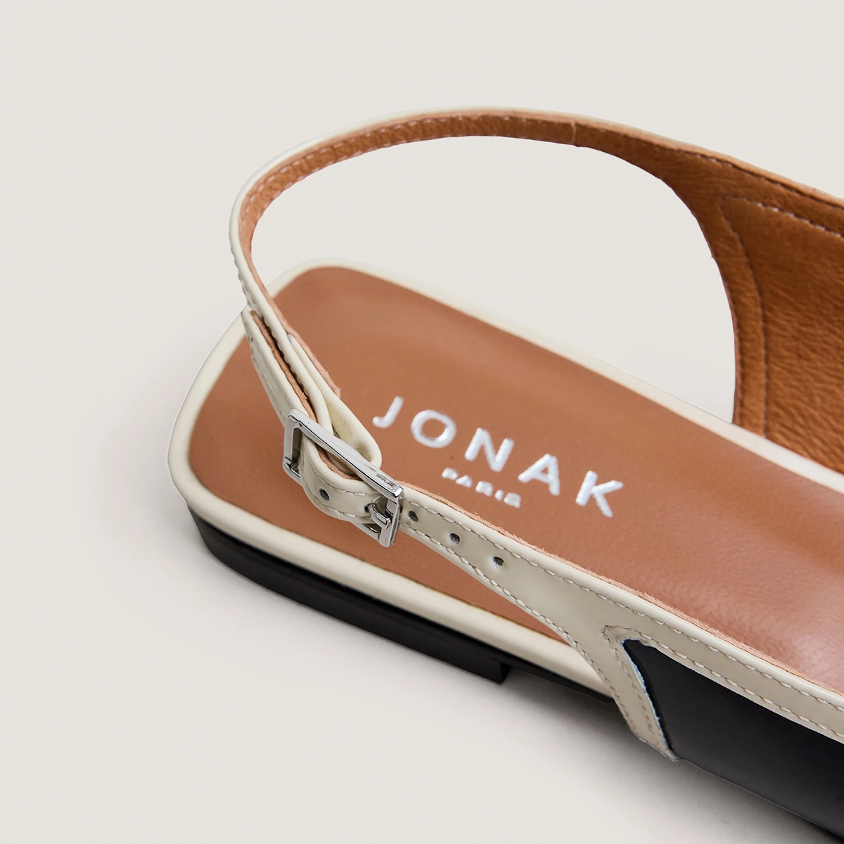 Ballerines slingbacks à bouts pointus en vernis noir et écru noir | DAXUS | Jonak
