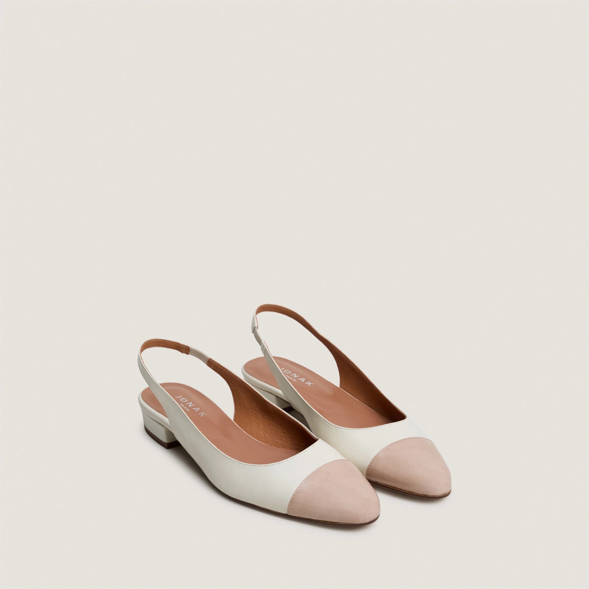 Ballerines slingbacks &agrave; petits talons en vernis beige et cuir vieilli &eacute;cru | DECISION | Jonak