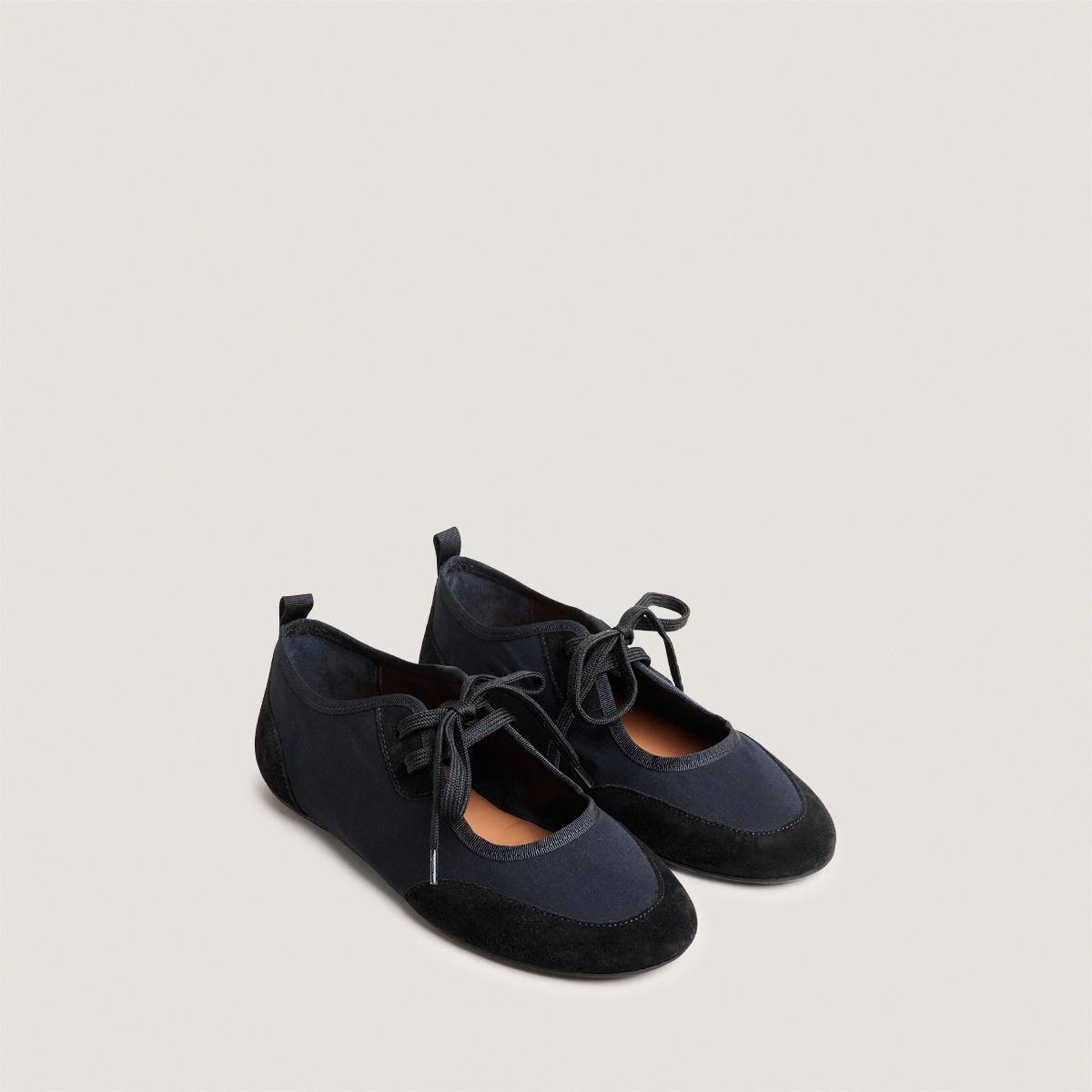 Ballerines à lacets en croûte noire et textile noir | DEMAIN | Jonak