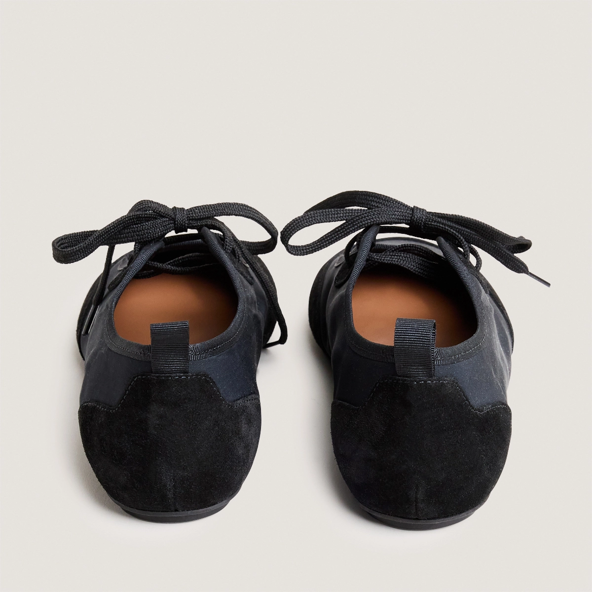 Ballerines à lacets en croûte noire et textile noir | DEMAIN | Jonak