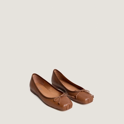 Ballerines &agrave; bouts carr&eacute;s et lacets en cuir noisette | DOMINE | Jonak