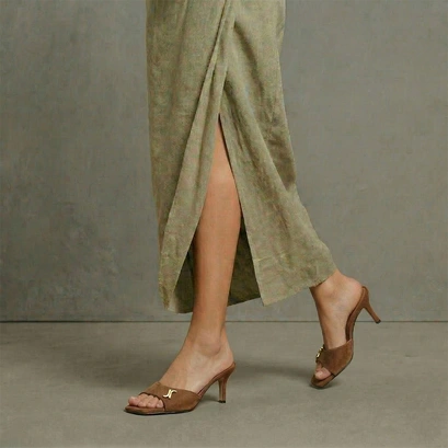 Mules &agrave; talons et monogrammes en velours noisette | VERTIGE