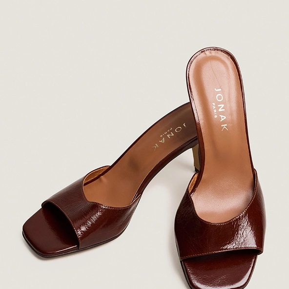 Mules à talons en cuir brillant marron | VERTIGO | Jonak