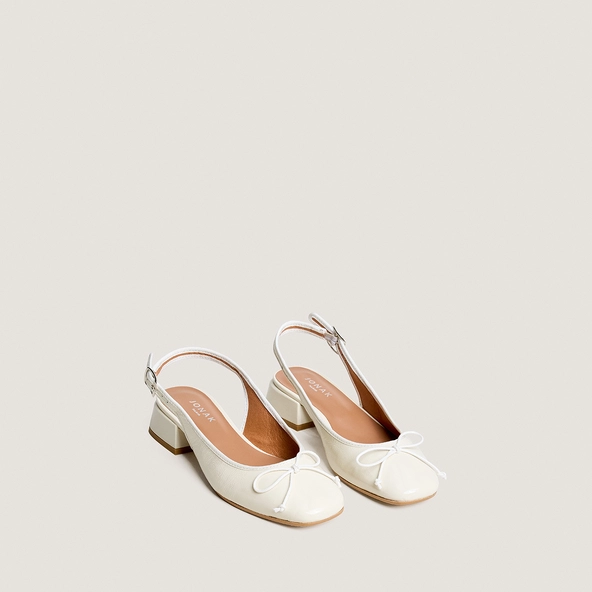 Ballerines slingbacks en vernis pliss&eacute; &eacute;cru | DYBILO | Jonak