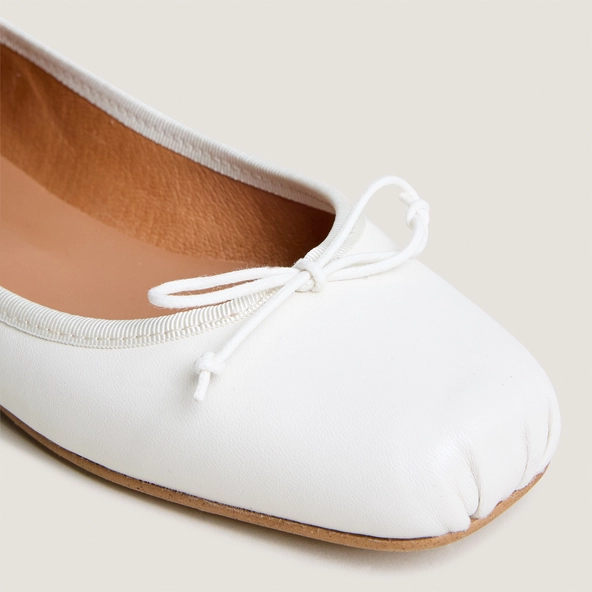 Ballerines à bouts carrés et lacets en cuir écru | DOMINE | Jonak