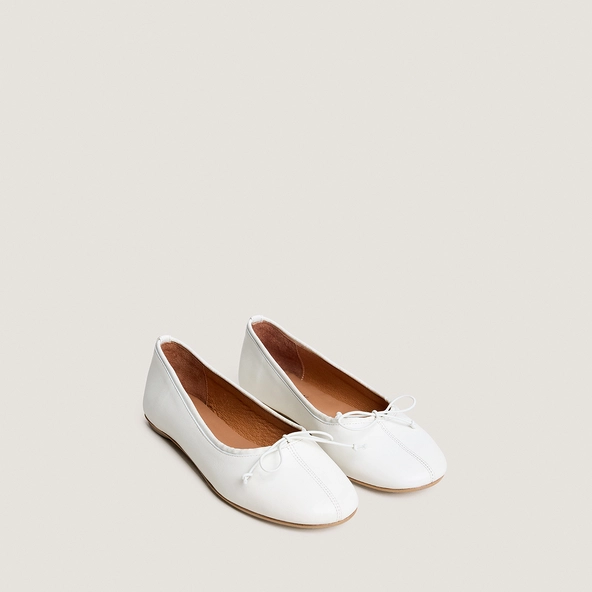Ballerines à petits lacets en cuir écru | DALLETTE | Jonak