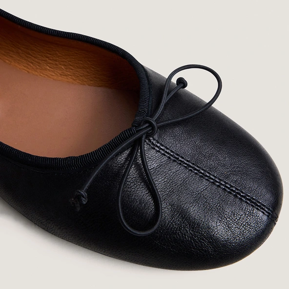 Ballerines à petits lacets en cuir noir | DALLETTE | Jonak