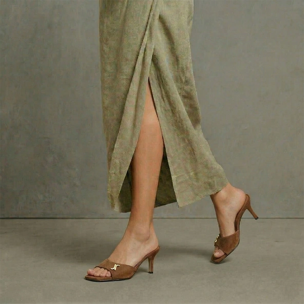Mules à talons et monogrammes en velours noisette | VERTIGE | Jonak