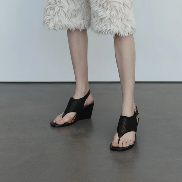 Sandales compens&eacute;es et brides ajustables en mesh noir et cuir noir | DABLA | Jonak