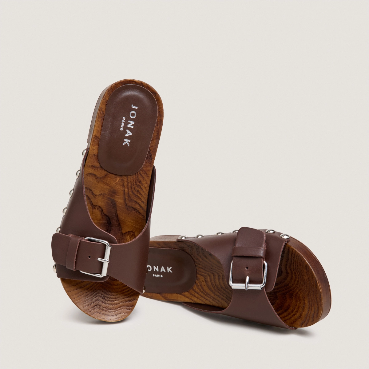 Mules à petits talons et rivets en cuir cacao | ENORA | Jonak