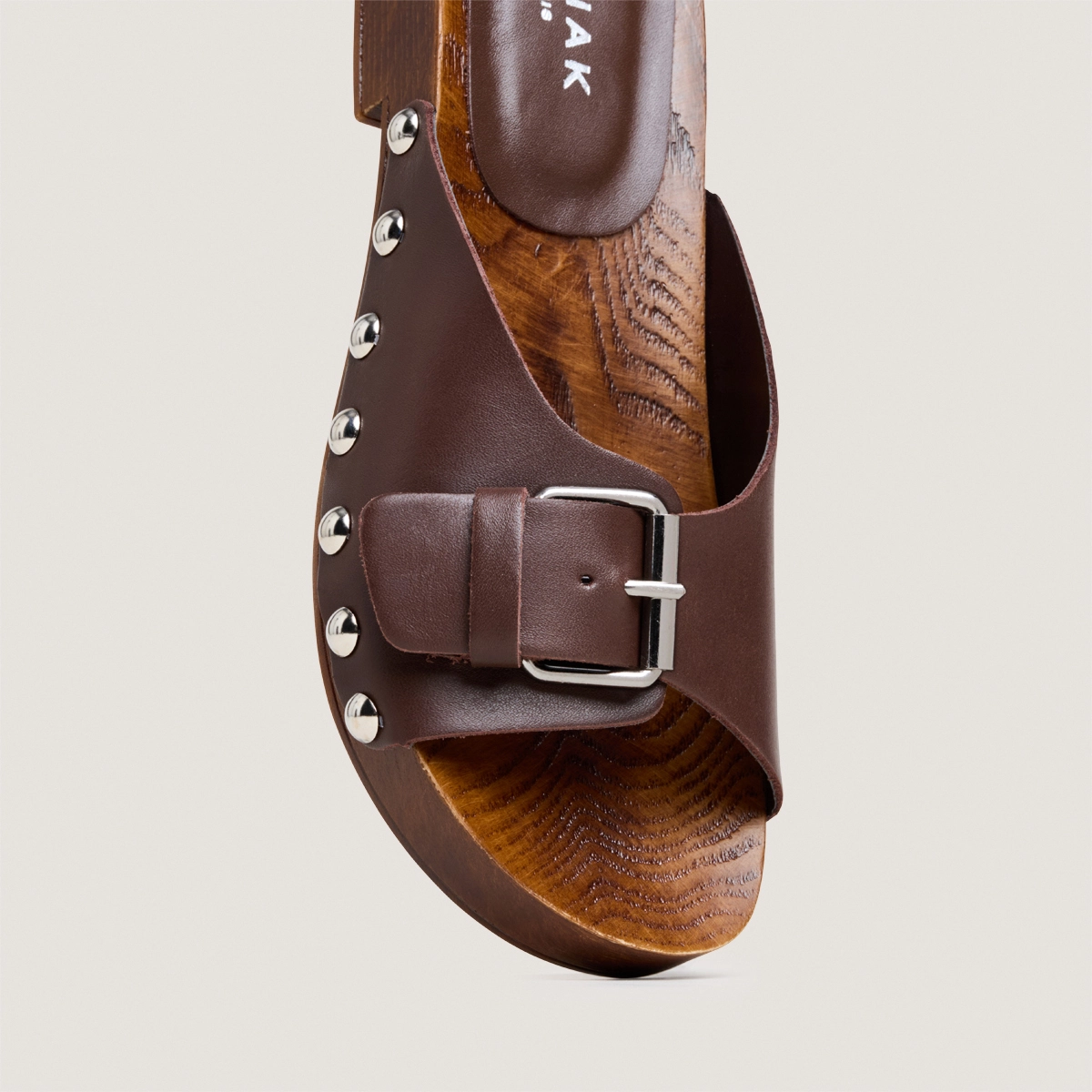 Mules à petits talons et rivets en cuir cacao | ENORA | Jonak