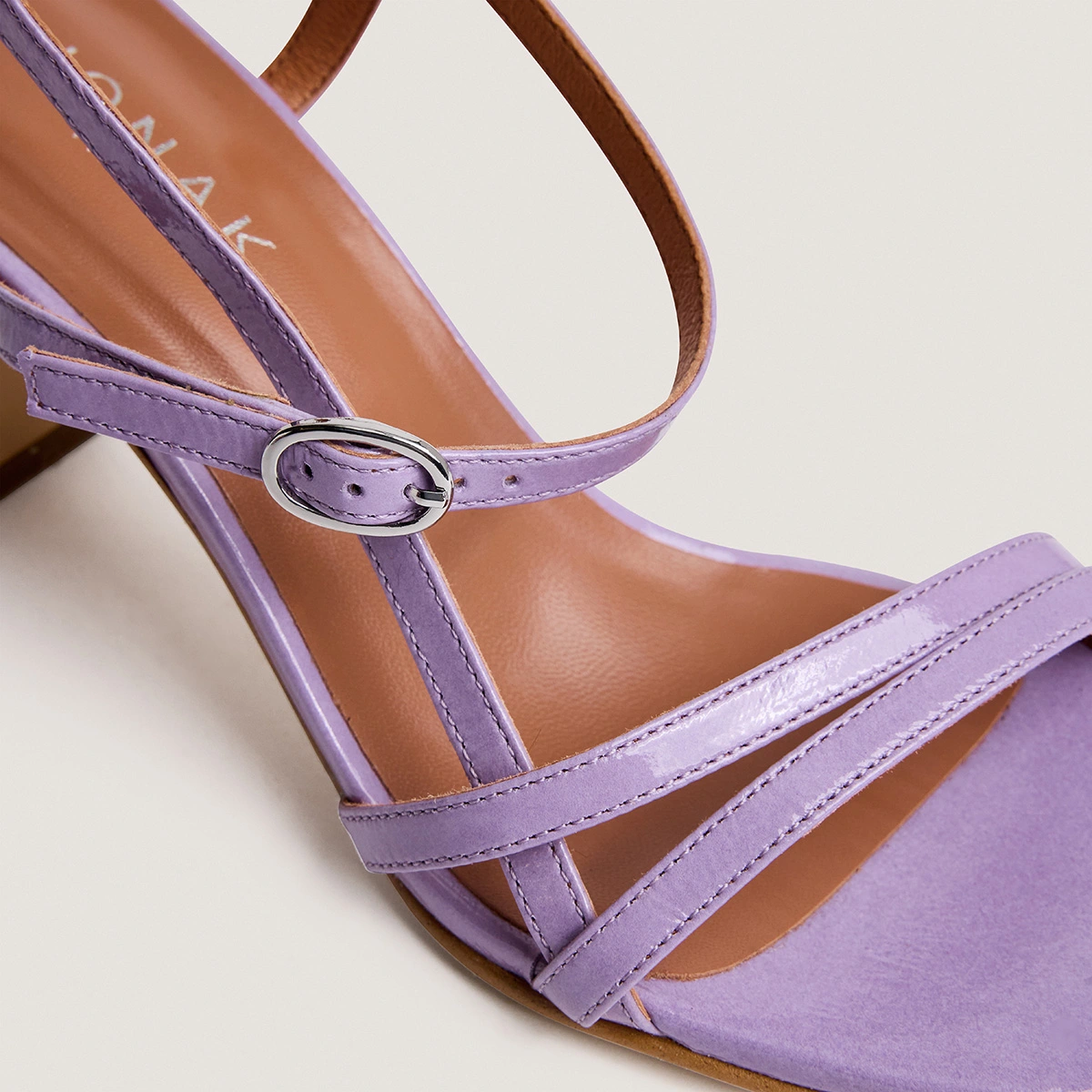Sandales &agrave; talons et brides en vernis pliss&eacute; lilas | VICOMTE | Jonak