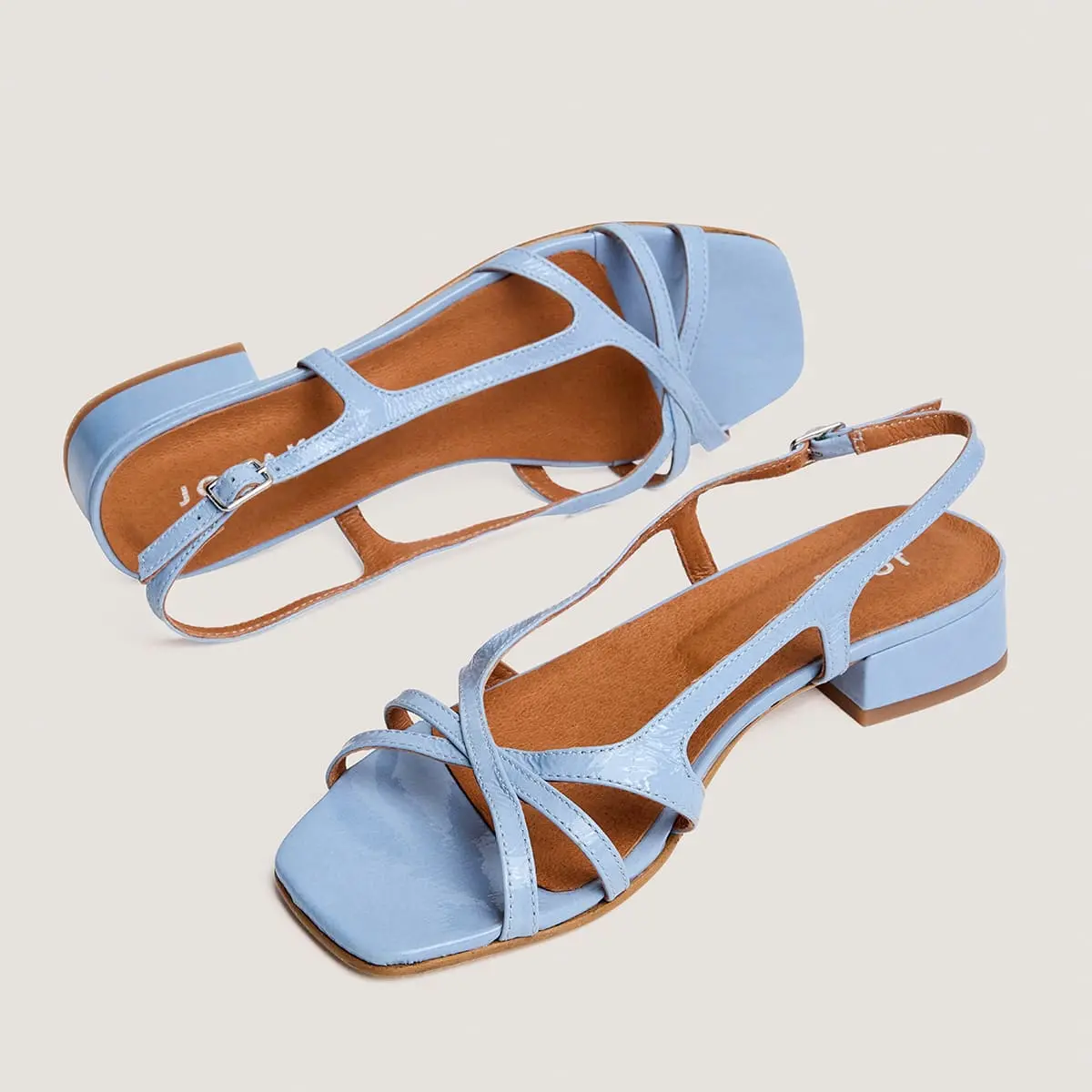 Sandales à petits talons en vernis plissé bleu ciel | ARGOS | Jonak