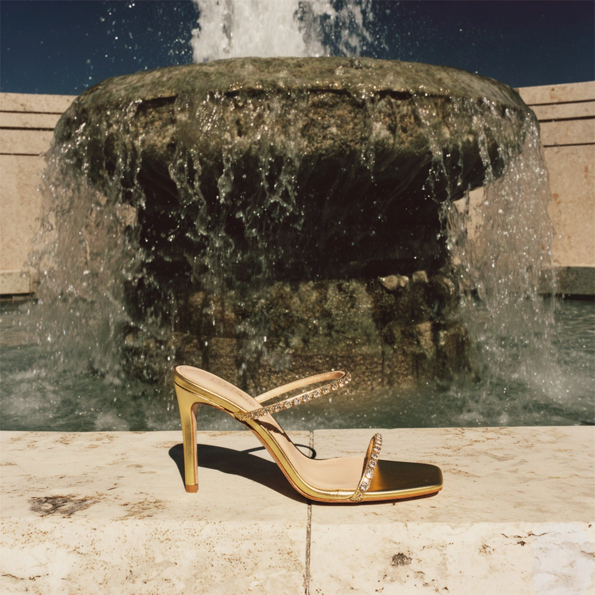 Sandales à talons et brides fines Swarovski en cuir craquelé or | VAMOUREUSE | Jonak