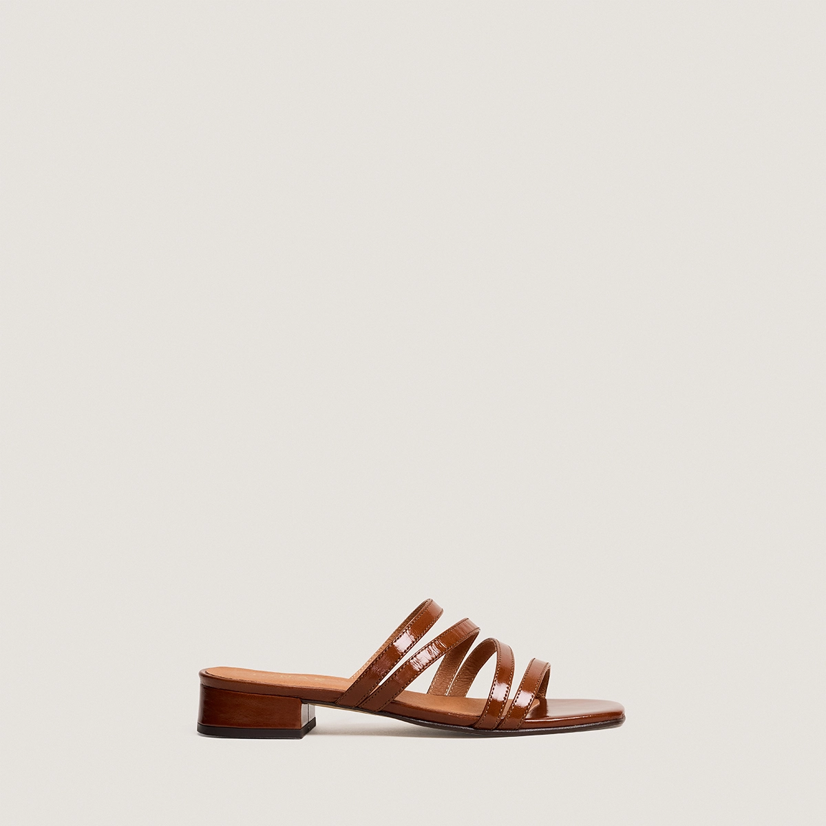 Mules à petits talons et brides fines en cuir brillant caramel | ALPILLES | Jonak