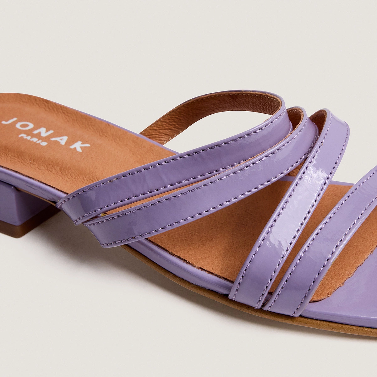 Mules à petits talons et brides fines en vernis plissé lilas | ALPILLES | Jonak