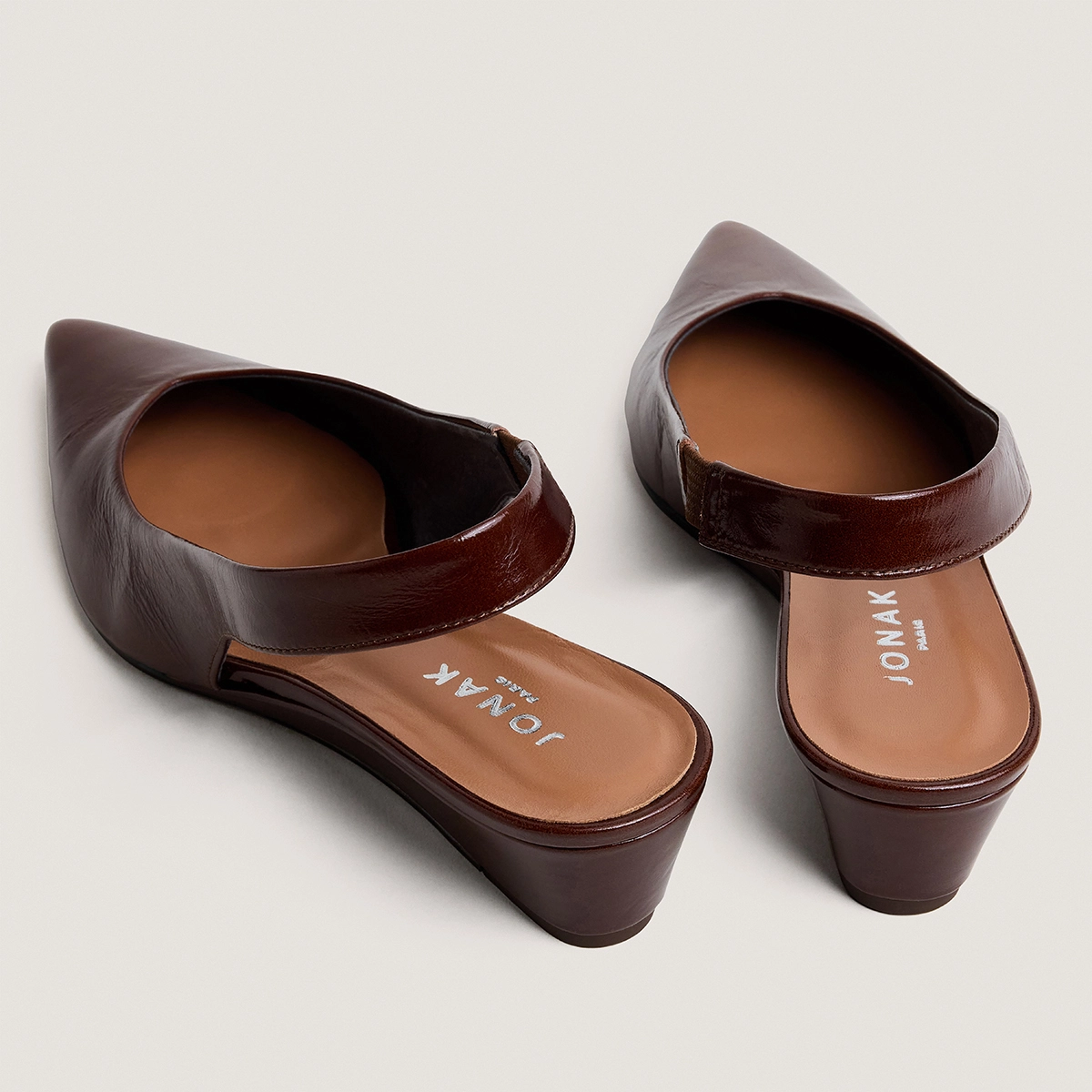 Escarpins slingbacks et petits talons compensés en cuir brillant marron | DOLEANCE | Jonak