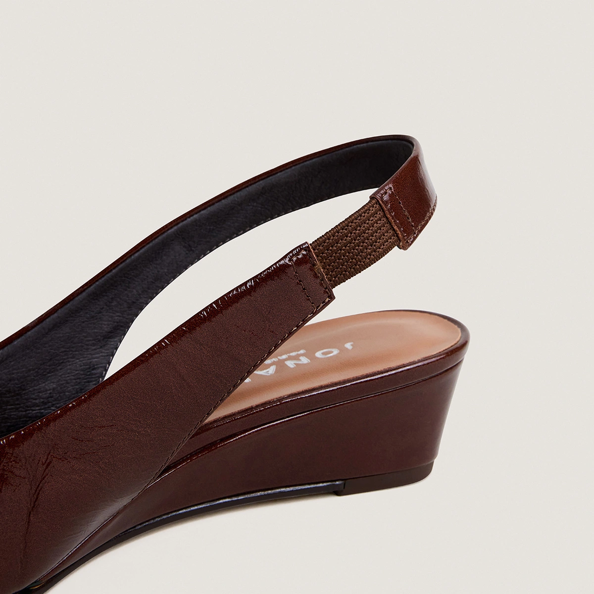 Escarpins slingbacks et petits talons compensés en cuir brillant marron | DOLEANCE | Jonak