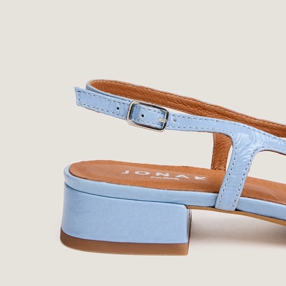 Sandales &agrave; petits talons en vernis pliss&eacute; bleu ciel | ARGOS