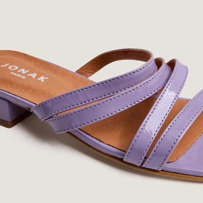 Mules &agrave; petits talons et brides fines en vernis pliss&eacute; lilas | ALPILLES | Jonak