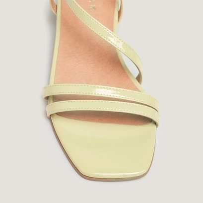 Sandales &agrave; petits talons en vernis pliss&eacute; jaune p&acirc;le | ANAYA | Jonak