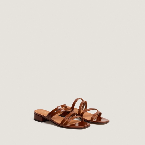 Mules à petits talons et brides fines en cuir brillant caramel | ALPILLES | Jonak