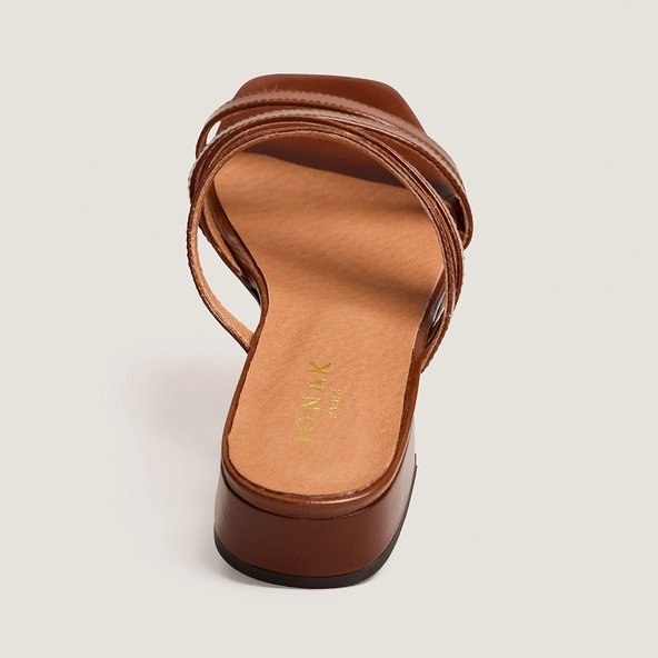 Mules à petits talons et brides fines en cuir brillant caramel | ALPILLES | Jonak