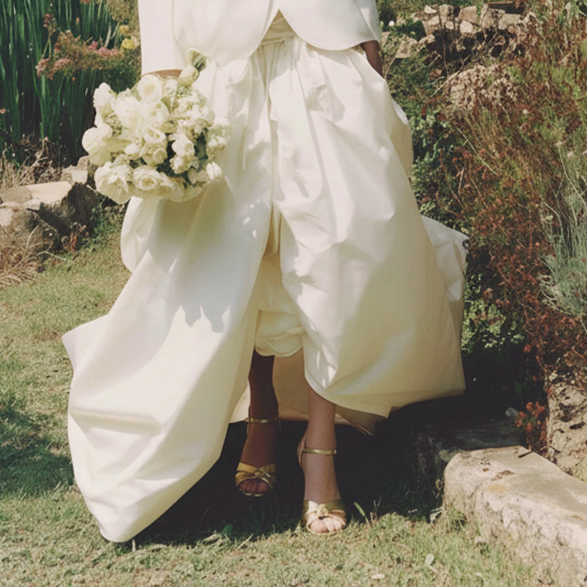 Sandales &agrave; talons et brides entrelac&eacute;es en cuir craquel&eacute; or | DIWI | Jonak