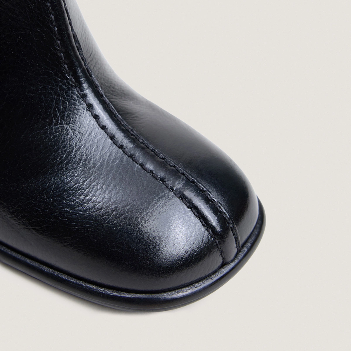 Bottines à bouts ronds en cuir grainé noir | BLOUMY | Jonak