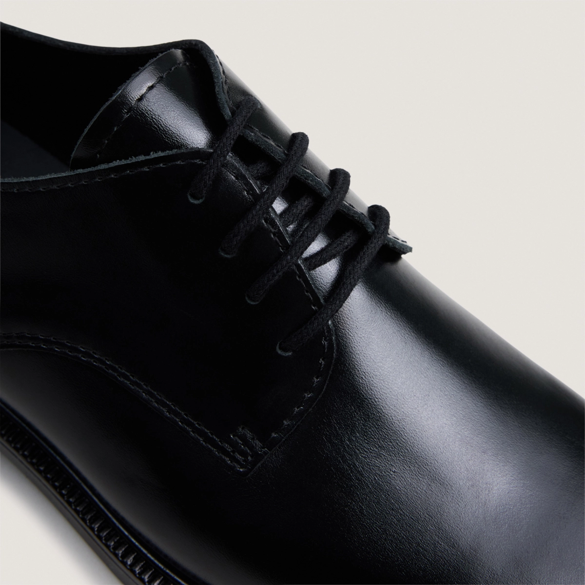 Derbies à empeignes unies et lacets en cuir noir | NYLON | Jonak