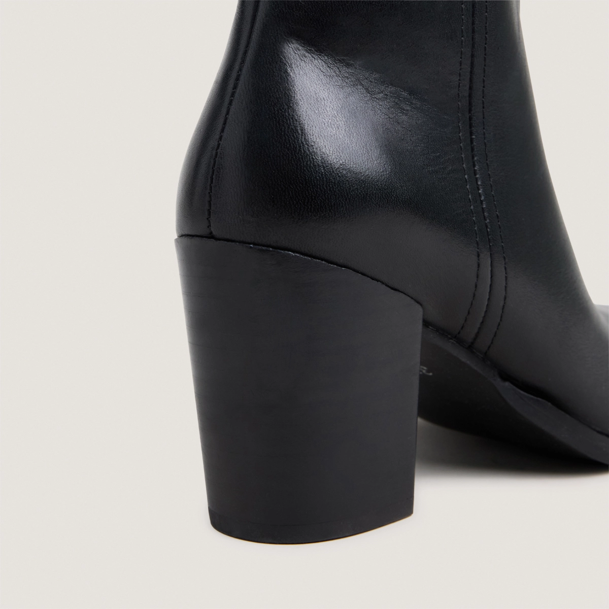 Bottines à bouts pointus en cuir noir | PIPO | Jonak