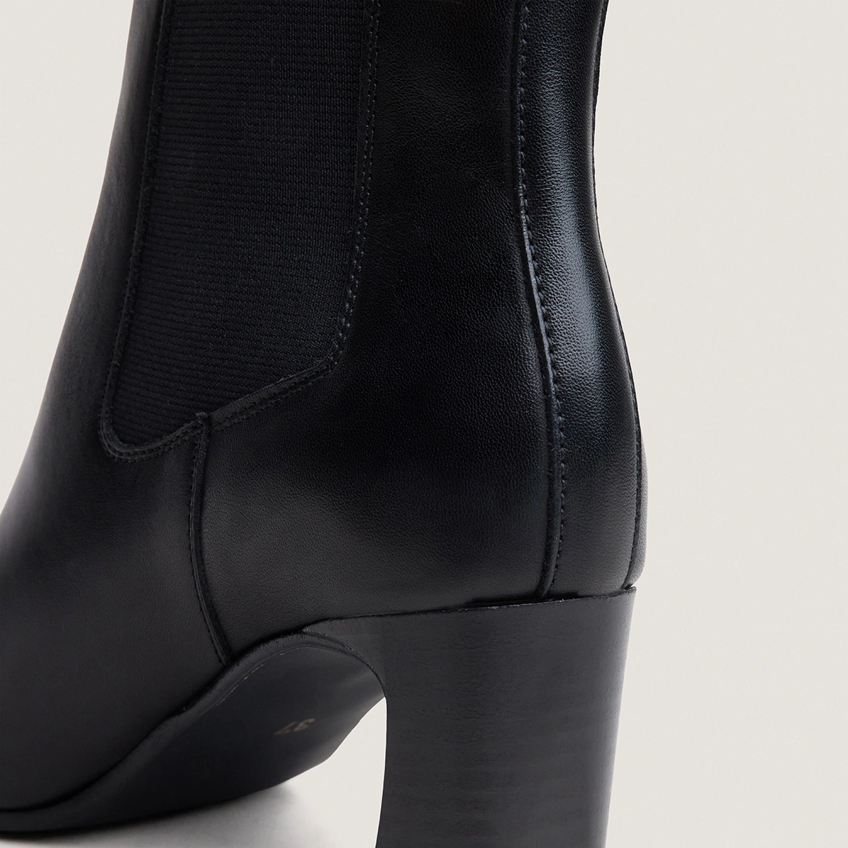 Bottines à élastiques et bouts carrés en cuir noir | PAULA | Jonak